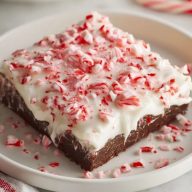 Gâteau Poke à la Menthe Poivrée