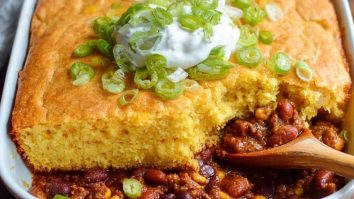 Chili Et Casserole De Pain De Maïs