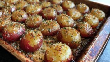 Pommes De Terre Rôties Au Parmesan Avec Du Beurre