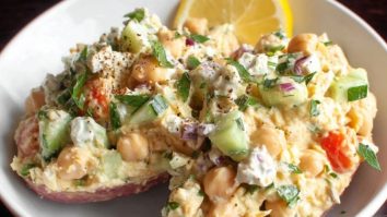 Salade de Pois Chiches Écrasés au Yaourt Grec