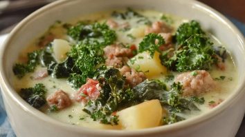 Soupe Crémeuse Aux Saucisses, Chou Frisé Et Pommes De Terre