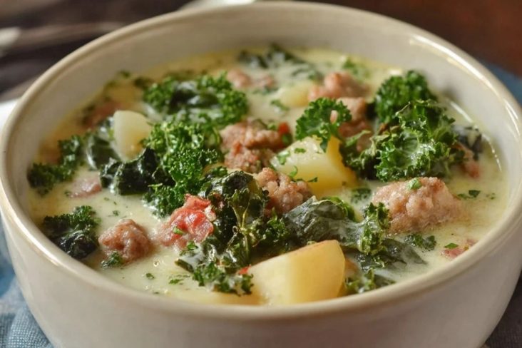 Soupe Crémeuse Aux Saucisses, Chou Frisé Et Pommes De Terre