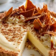 Tarte À La Crème DŒuf Avec Des Éclats De Caramel